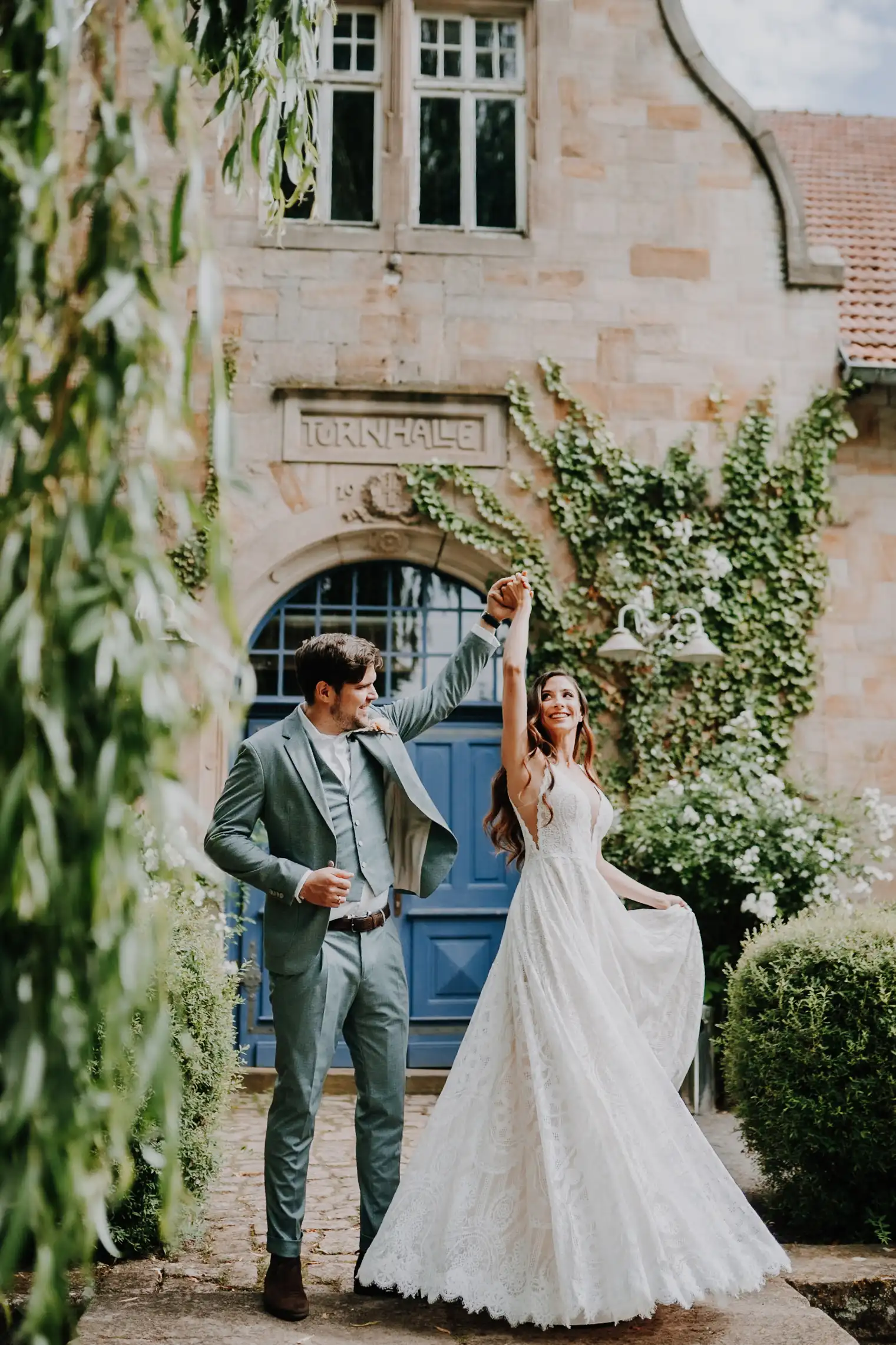 Brautpaar bei romantischer Hochzeit im Freien