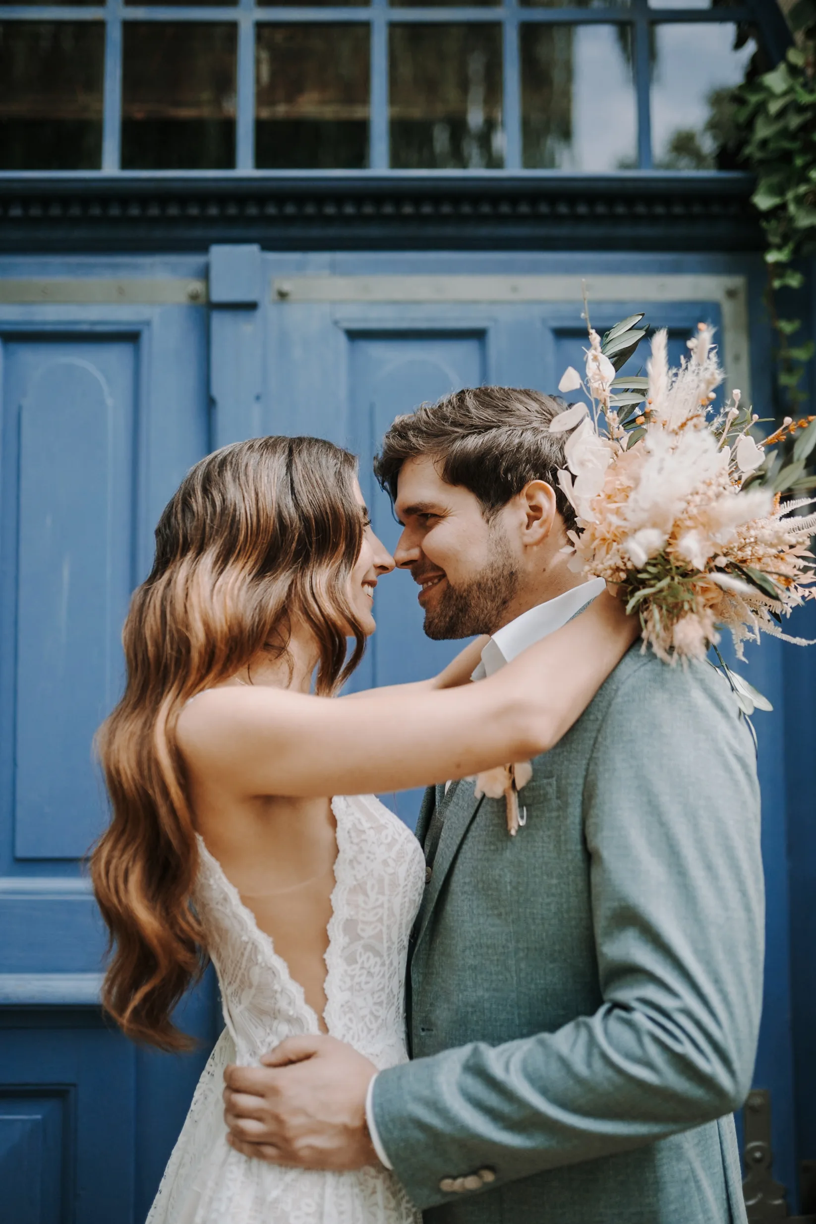 Küssendes Brautpaar bei emotionaler Hochzeit