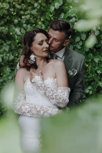 Glückliches Brautpaar bei romantischer Hochzeit im Rheingau