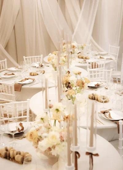 Stilvolle Hochzeitstischdekoration mit Kerzen und Blumen für Hochzeit in Darmstadt