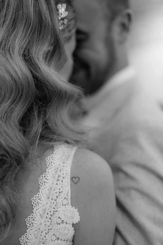 Emotionale Umarmung des Brautpaares bei freier Trauung in Darmstadt