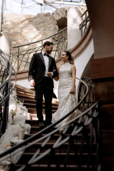 Brautpaar auf Treppe bei stilvoller Hochzeit in Wiesbaden