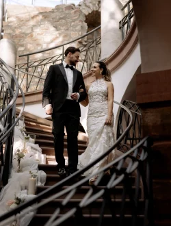 Brautpaar auf Treppe bei stilvoller Hochzeit in Wiesbaden