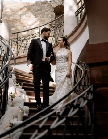 Brautpaar auf Treppe bei stilvoller Hochzeit in Wiesbaden
