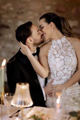 Küssendes Brautpaar bei romantischer Hochzeit in Wiesbaden