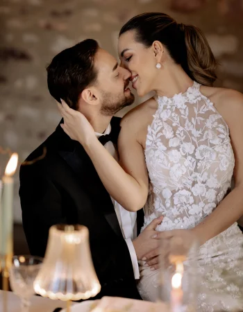 Küssendes Brautpaar bei romantischer Hochzeit in Wiesbaden