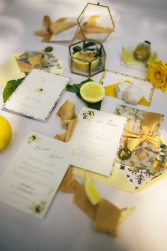 Hochzeitspapeterie mit Ringen und floralen Details für Hochzeit in Mainz