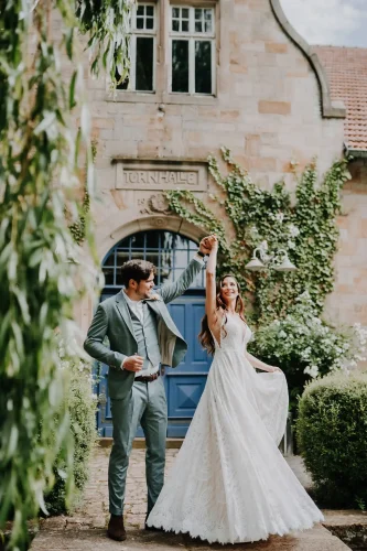 Brautpaar bei romantischer Hochzeit im Freien