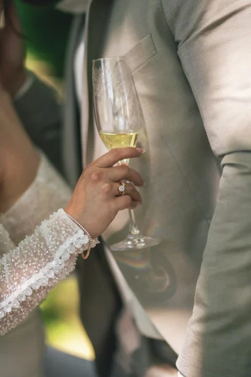 Brautpaar stößt mit Sekt an bei freier Trauung in Mainz