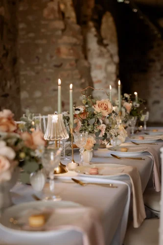 Festlich gedeckte Hochzeitstafel mit Kerzen für Hochzeit in Wiesbaden