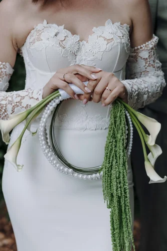 Braut mit Ringkissen und Schleier bei freier Trauung im Rheingau