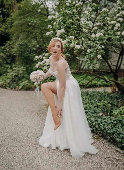 Braut bei freier Trauung in Frankfurt in natürlicher Umgebung