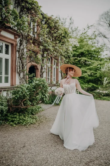 Braut bei einer stilvollen Hochzeit in Frankfurt vor historischer Location
