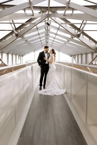 Brautpaar bei einer Hochzeit in Wiesbaden in moderner Hochzeitslocation