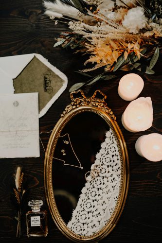 Liebevoll arrangierte Hochzeitsdetails für eine stilvolle Hochzeit in Rheinhessen