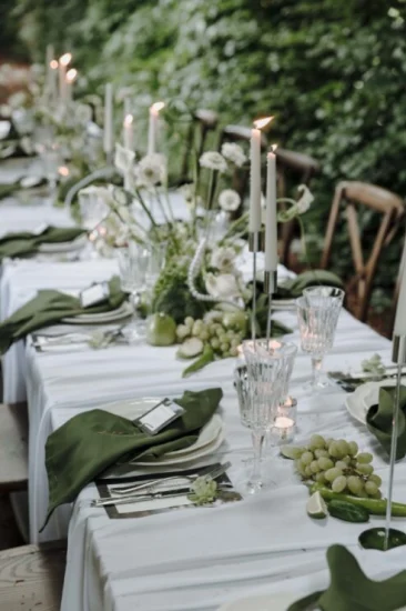 Hochzeitstafel mit grüner Tischdekoration und Kerzen für stilvolle Hochzeit im Rheingau