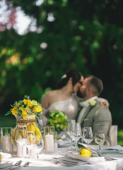 Festlich gedeckte Hochzeitstafel bei einer Hochzeit in Mainz